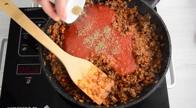 За да направите спагети болонезе добавете доматено пюре