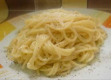 Spaghetti mit Käse und Pfeffer - ein köstliches traditionelles römisches Gericht
