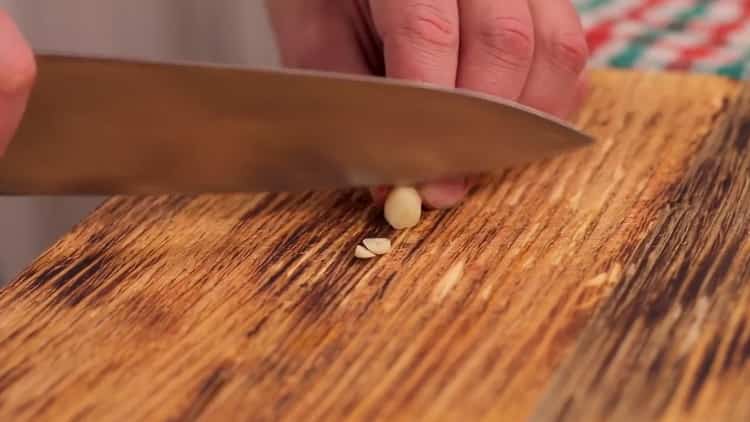 Nakrájejte česnek na fazole