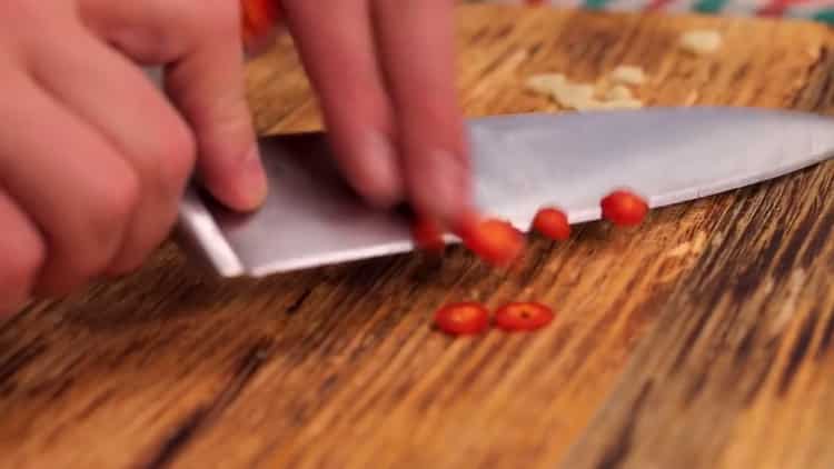 Για να μαγειρέψετε φασόλια, ψιλοκόψτε το πιπέρι