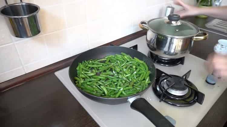 Η συνταγή για ένα νόστιμο πράσινο φασόλια σε ένα τηγάνι