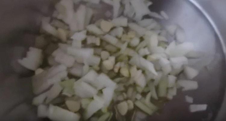 Σε μια κατσαρόλα με παχιά βάση, τηγανίζετε ελαφρά το ψιλοκομμένο κρεμμύδι.