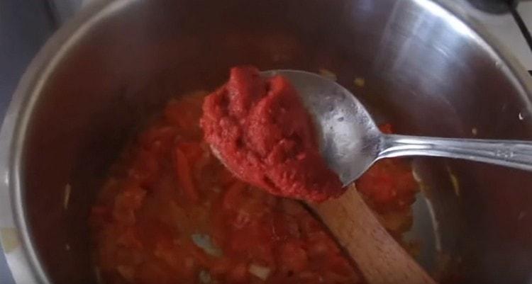 Добавете доматеното пюре към зеленчуците.