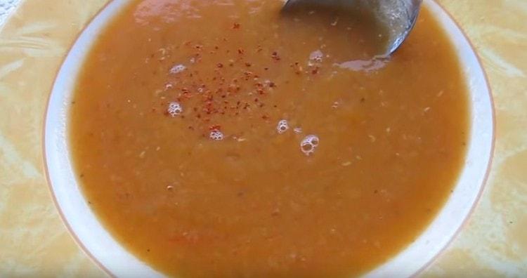 Апетитната супа от червена леща също може да бъде нарязана с пасатор.