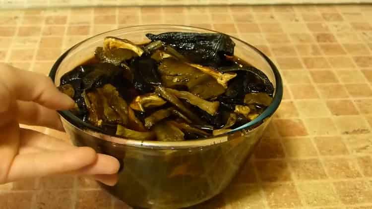 Μαγειρική αποξηραμένη σούπα μανιταριών με κριθάρι