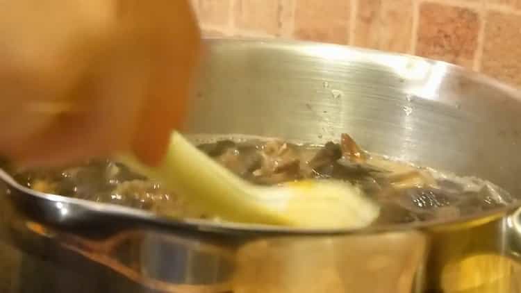 Kombinieren Sie die Zutaten, um die Suppe zu machen.