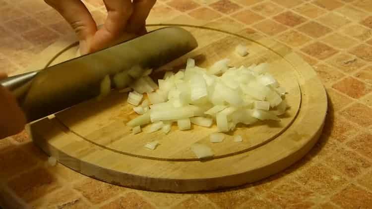 لصنع الحساء ، يقطع البصل