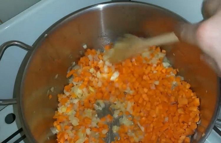 Für Linsensuppe die Karotten hacken