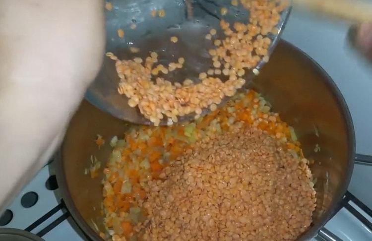 Unisci gli ingredienti per preparare la zuppa di lenticchie