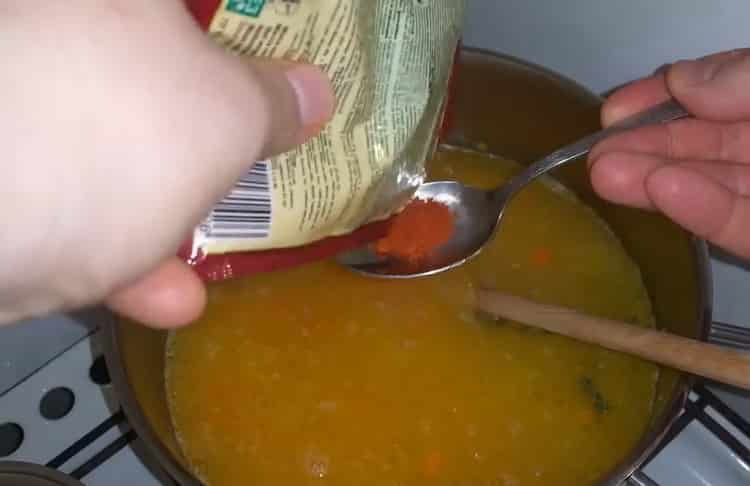 Aggiungi le spezie per preparare la zuppa di lenticchie