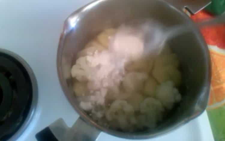 Szitál lisztet a leves készítéséhez