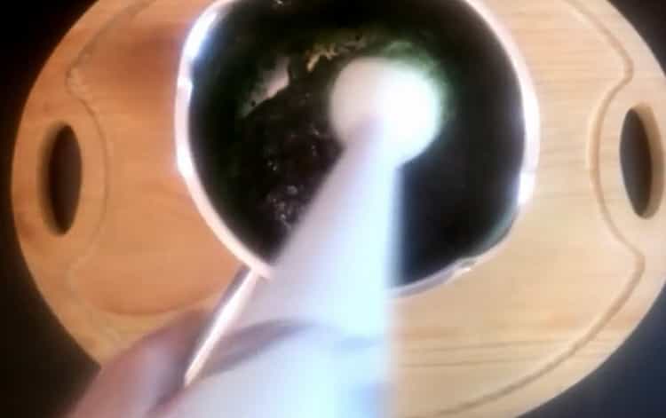 تخلط المكونات لصنع الحساء.