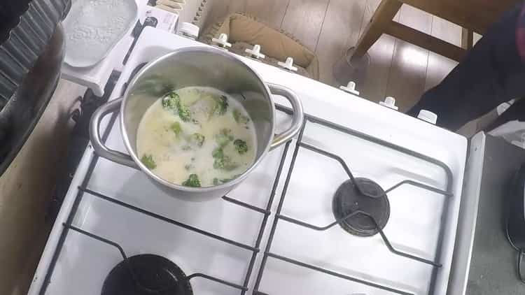 Zum Zubereiten der Suppe die Sahne zubereiten