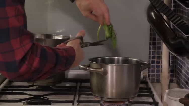 Fügen Sie Spinat hinzu, um Suppe zu machen.