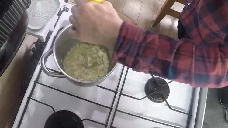 Připravte ingredience na polévku.