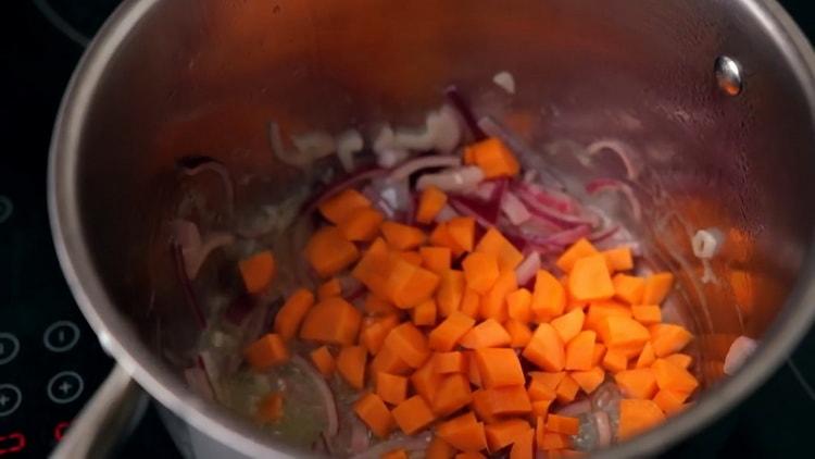 Per preparare la zuppa, cuocere a fuoco lento le verdure