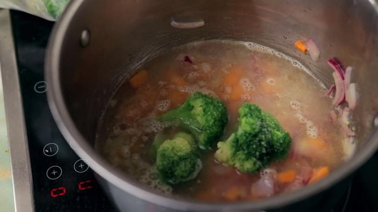 la zuppa di purea di broccoli con panna è quasi pronta