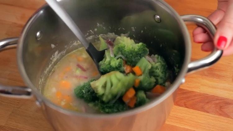 Tejszínes brokkoli püré leves - finom hab, finom krémes aromával