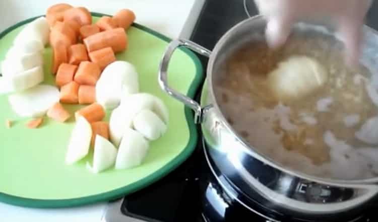 За да приготвите супата, сложете зеленчуците в тиган