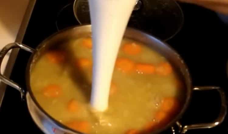 Смелете съставките с пасатор, за да направите супа.