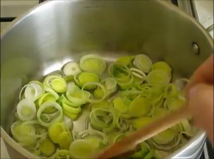 يقلى البصل لصنع الحساء.