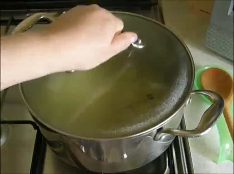 Keverjük össze az összetevőket a leves elkészítéséhez.