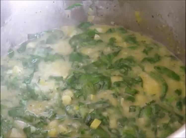 Βράστε πατάτες για να κάνετε σούπα