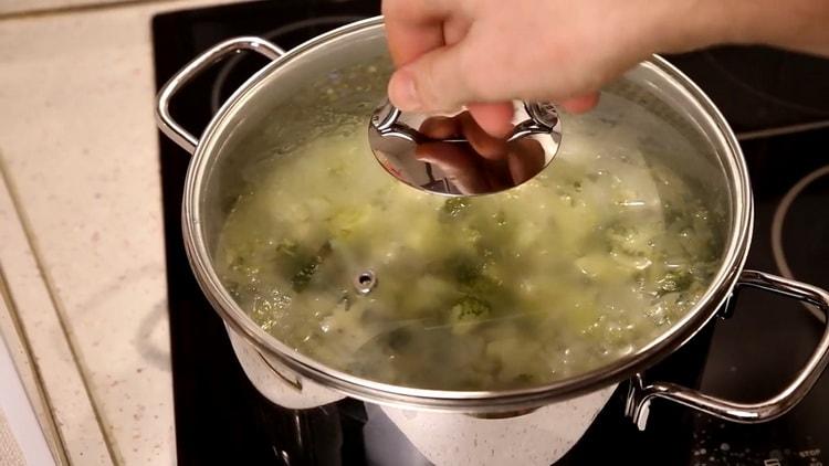 Bollire gli ingredienti per la zuppa.