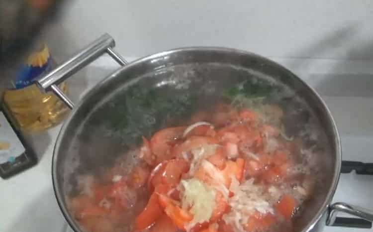 Fügen Sie Gemüse hinzu, um Suppe zu machen