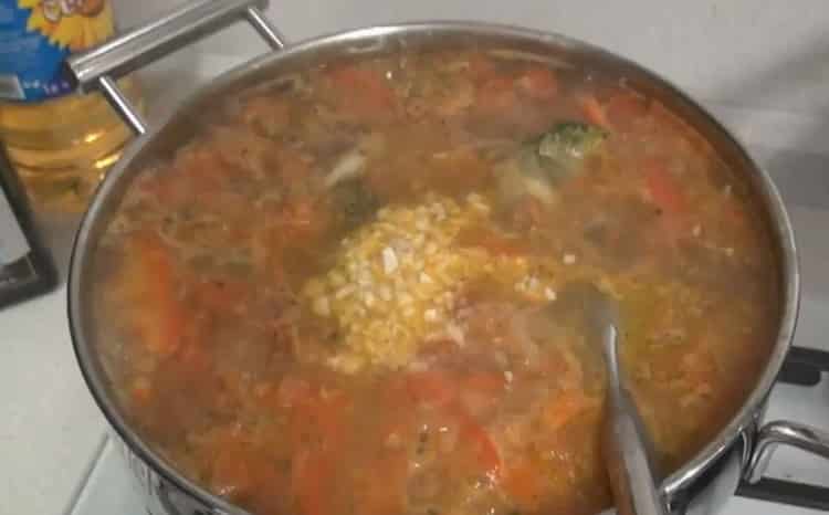 Fügen Sie den Knoblauch hinzu, um die Suppe zu machen.
