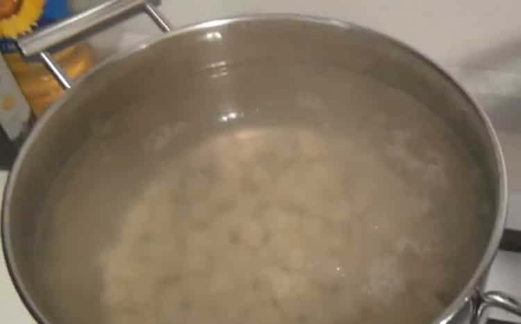 حساء الطبخ مع الجذعية الكرفس