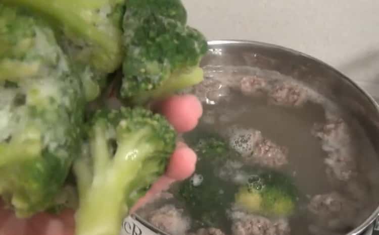Fai bollire i broccoli per preparare la zuppa.