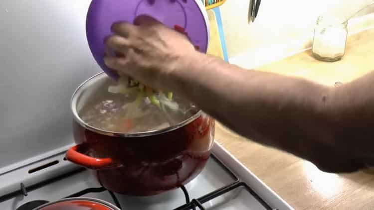 Bollire le verdure per la zuppa