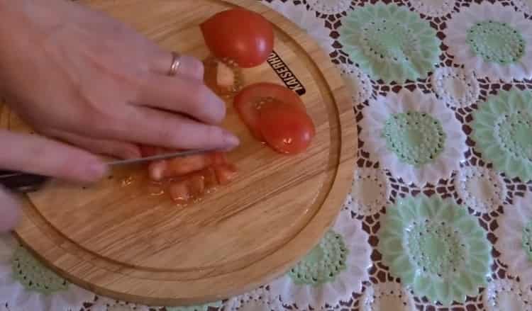 Per fare la zuppa, tagliare i pomodori