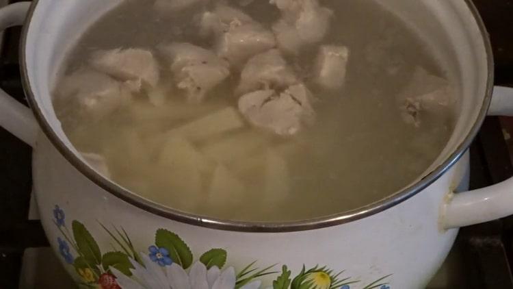 Bereiten Sie für die Zubereitung der Suppe die Brühe vor