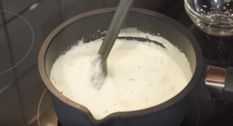 Folyamatosan keverve főzzük a mártást, amíg a sajtok teljesen fel nem oldódnak.