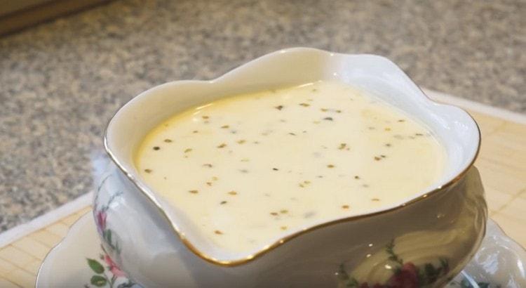 Kvapnus makaronų sūrio padažas yra paruoštas.