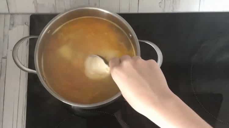 Mischen Sie die Zutaten, um die Suppe zu machen.