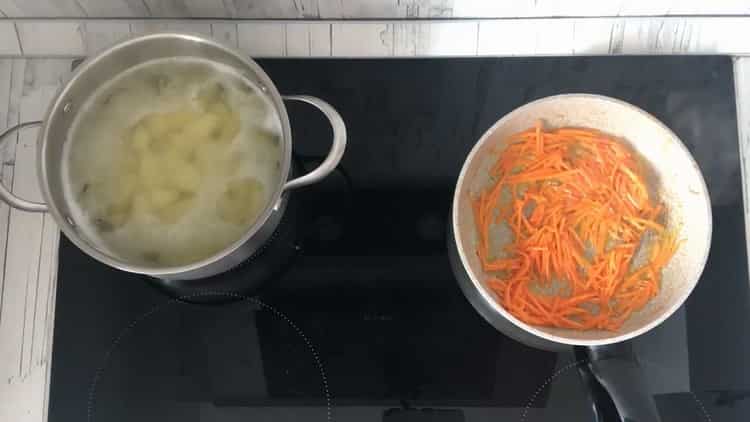 Smažte cibuli a připravte polévku.
