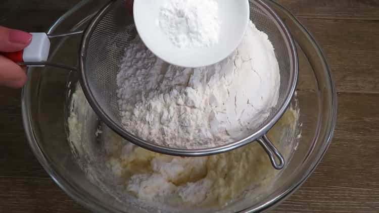 Пресейте брашно, за да направите тесто с извара