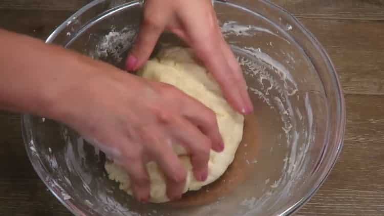 Per preparare la pasta di cagliata, impastare la pasta