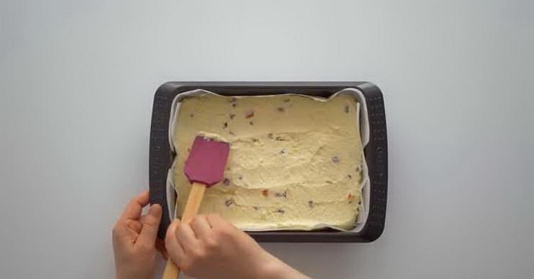 Um den Pudding zuzubereiten, geben Sie die Zutaten in eine Form