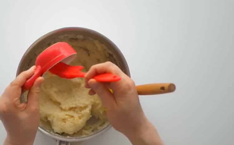Um den Pudding zuzubereiten, bereiten Sie die Zutaten vor