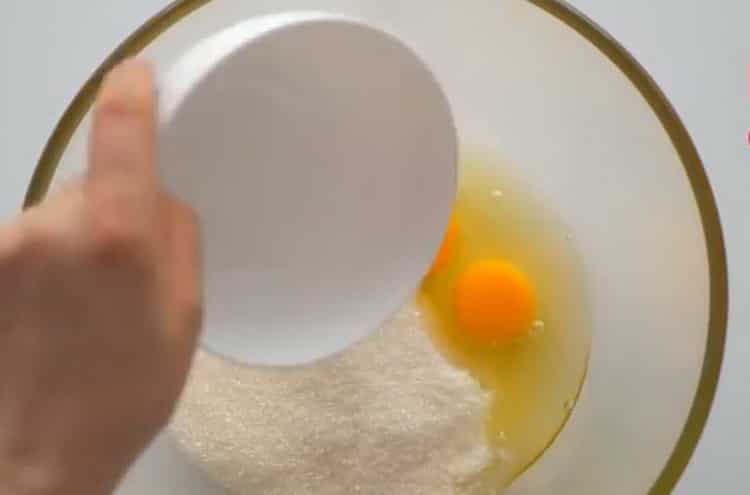 Συνδυάστε τα αυγά και τη ζάχαρη για να κάνετε τη πουτίγκα