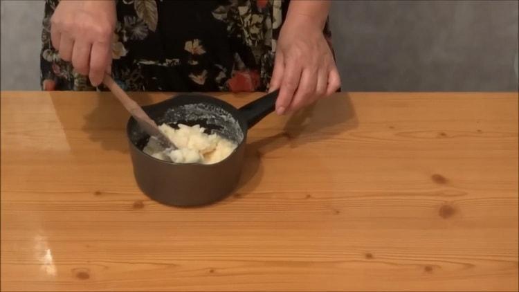Μαγειρεύοντας την πουτίγκα τυρί cottage στο φούρνο σύμφωνα με μια απλή συνταγή