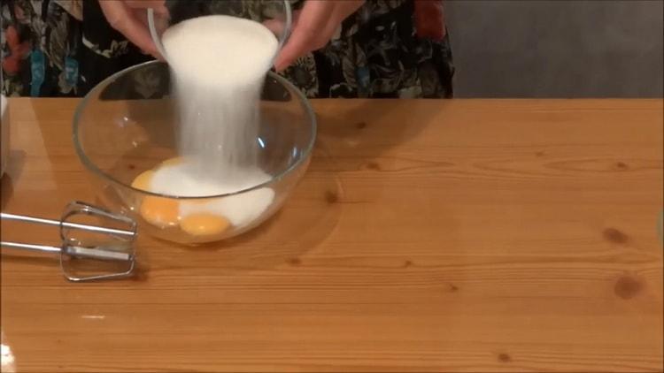 Vegyük a tojássárgáját, hogy pudingot készítsen.