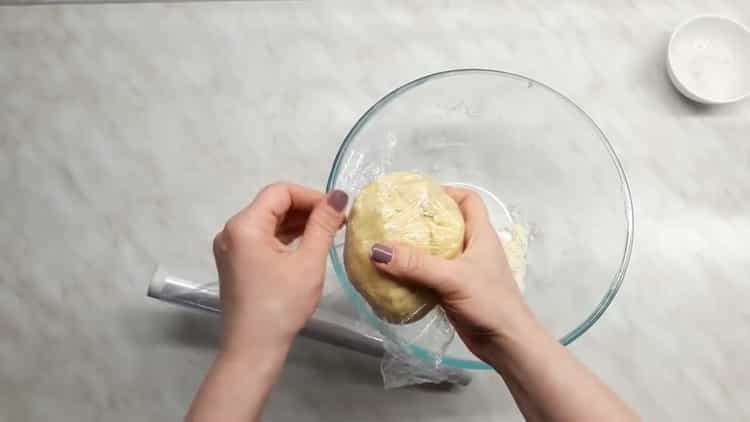 Για να κάνετε noodles, τοποθετήστε τη ζύμη κάτω από μια ταινία
