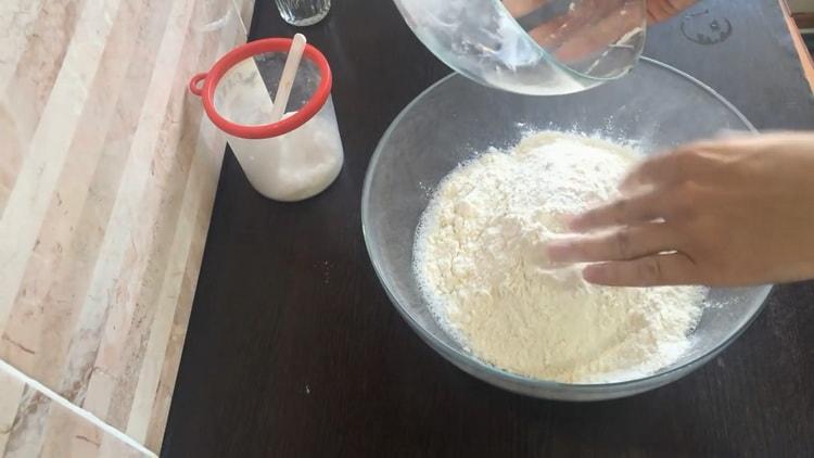 Siivilöi jauhot taikinan valmistamiseksi