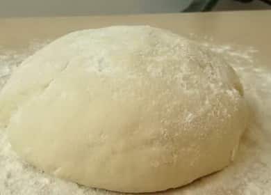 Νόστιμη πίτσα ζύμης βήμα προς βήμα συνταγή με φωτογραφία