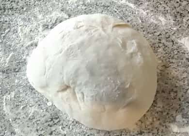 Λεπτή ζύμη πίτσας χωρίς μαγιά σύμφωνα με μια συνταγή βήμα προς βήμα με φωτογραφία